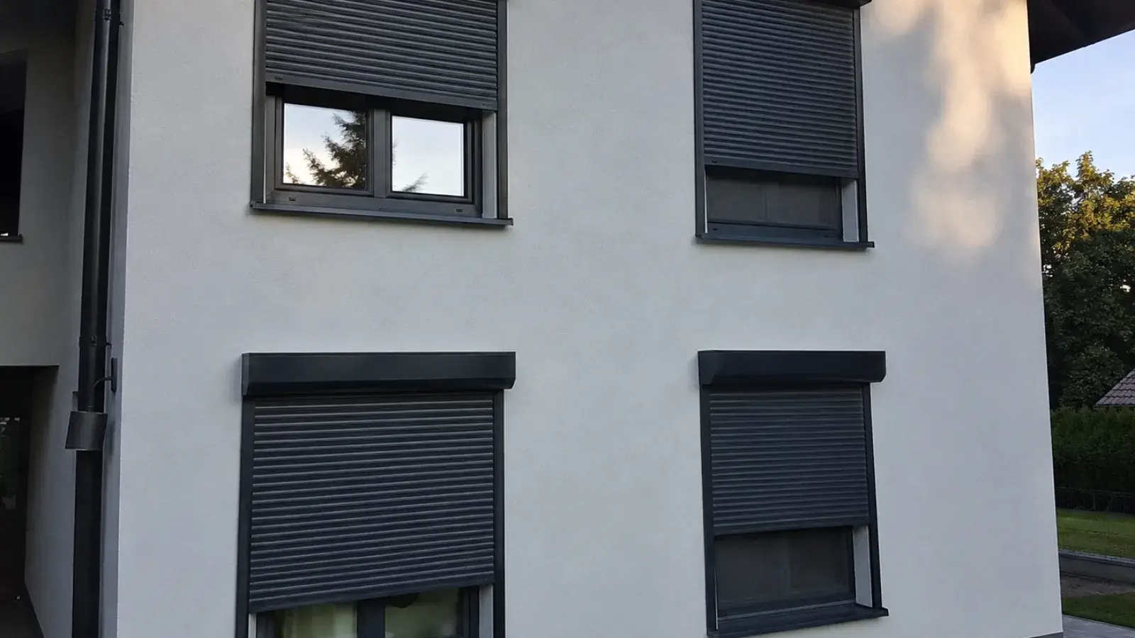 Antracit aluminijumske roletne spuštene na prozorima porodične kuće